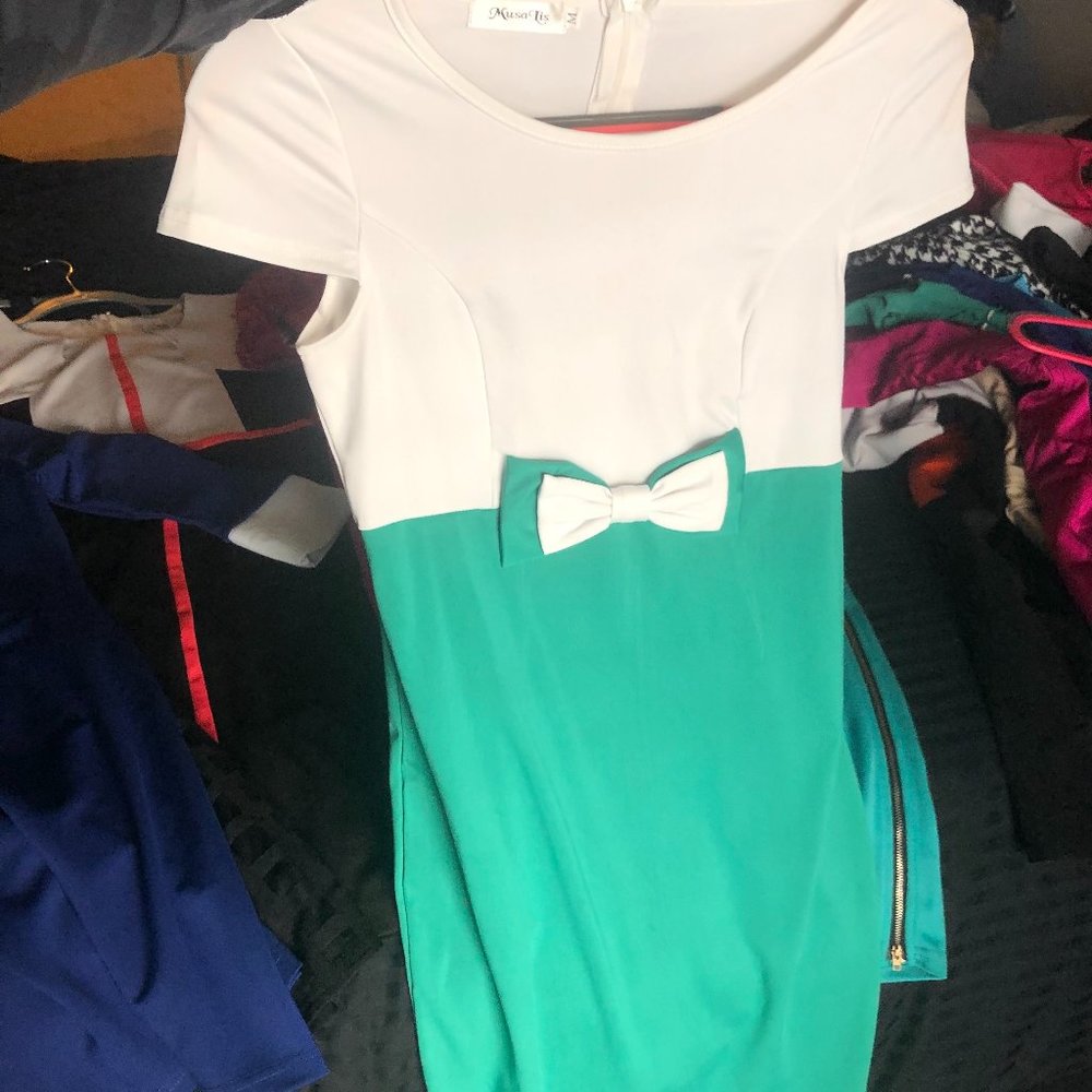 Green/white colorblock sheath w/ bow detail